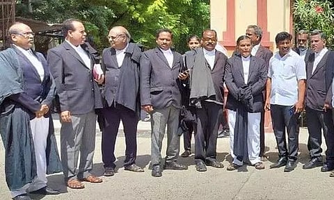 3 குற்றவியல் சட்டங்களின் பெயர்களை இந்தியில் மாற்றுவதற்கு எதிர்ப்பு:விழுப்புரம், விக்கிரவாண்டியில் வக்கீல்கள் ஆர்ப்பாட்டம்