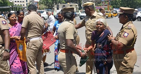 சேலம் கலெக்டர் அலுவலகத்தில்மூதாட்டி உள்பட 2 பேர் தீக்குளிக்க முயற்சி