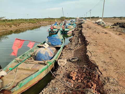 சேதமடைந்த மீன்பிடி துறைமுக சாலை சீரமைக்கப்படுமா?