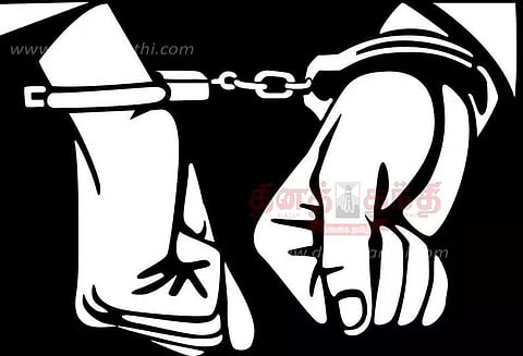 பள்ளி தலைமை ஆசிரியை அறையில் பணம் திருடிய முதியவர் கைது