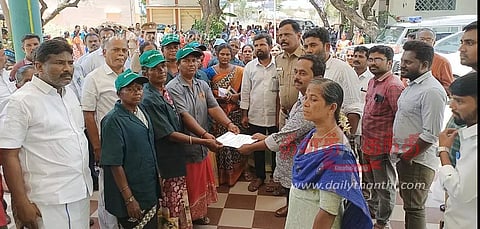 5-ந் தேதிக்குள் சம்பளம் வழங்கக்கோரி சத்தியமங்கலம் தாலுகா அலுவலகத்தை தூய்மை பணியாளர்கள் முற்றுகை