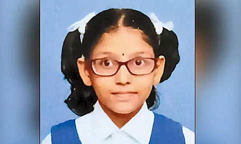 தண்ணீர் லாரி சக்கரத்தில் சிக்கி 5-ம் வகுப்பு மாணவி பலி தாய் கண் முன்னே பரிதாபம்