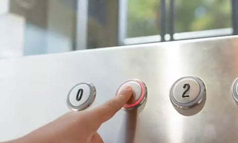 டியூஷனுக்கு சென்றபோது லிப்டில் சிக்கிக்கொண்ட சிறுவன்: என்ன செய்தான் தெரியுமா?