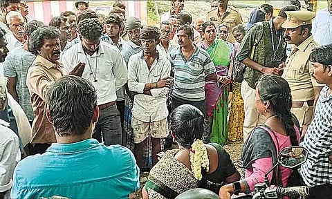 திருவேற்காட்டில் கூவம் நதிக்கரையோரம் உள்ள வீடுகளை கணக்கெடுக்க எதிர்ப்பு; அதிகாரிகளை முற்றுகையிட்டு பொதுமக்கள் வாக்குவாதம்