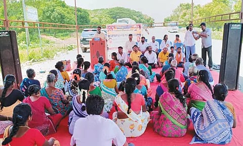 திருவள்ளூரில் வழங்கப்பட்ட பட்டாவுக்கு இடம் கேட்டு பொதுமக்கள் உண்ணாவிரத போராட்டம்