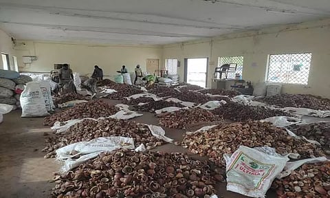 ஆனைமலை ஒழுங்குமுறை விற்பனைக்கூடத்தில் ரூ.21 லட்சத்துக்கு கொப்பரை தேங்காய் ஏலம்