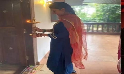 வருங்கால மனைவி ஹர்ஷிகா பூனச்சாவுக்கு புதிய வீட்டை பரிசளித்த நடிகர் புவன்