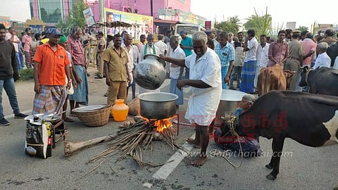 கால்நடைகளுடன் விவசாயிகள் கஞ்சி காய்ச்சும் போராட்டம்-சாலைமறியல்