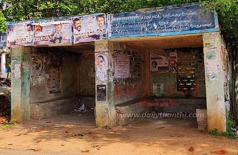 இடிந்து விழும் நிலையில் பயணிகள் நிழலகம்