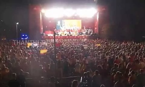 கால்பந்து உலகக்கோப்பையுடன் நாடு திரும்பிய ஸ்பெயின் வீராங்கனைகள்; உற்சாகமாக வரவேற்ற பொதுமக்கள்