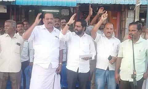 வியாபாரிகள், அரசியல் கட்சியினர் ஆர்ப்பாட்டம்