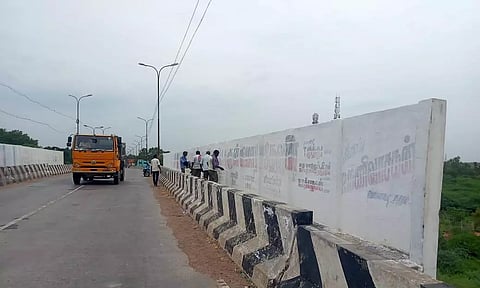 ரெயில்வே மேம்பாலத்தில் விளம்பரங்கள் அழிப்பு