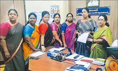 அ.தி.மு.க. மாநாட்டில் கனிமொழியை விமர்சித்து பாடல்: மகளிர் ஆணையத்தில் தி.மு.க. மகளிரணி புகார் மனு