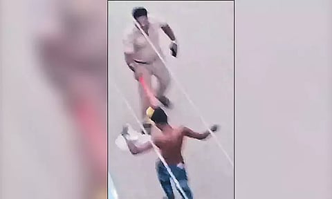 கஞ்சா போதையில் கத்தியுடன் போலீஸ்காரரை விரட்டிய கும்பல் - வீடியோ 'வைரல்'