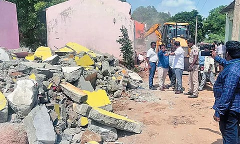 திருவள்ளூர் ரெயில் நிலையம் அருகே ஆக்கிரமிப்பு வீடுகள் அகற்றம்பொதுமக்கள் போராட்டம்