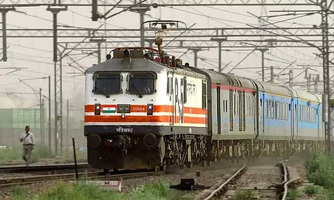 திருநின்றவூரில் ரெயில் தண்டவாளத்தில் திடீர் விரிசல் - ரெயில்கள் தாமதம்