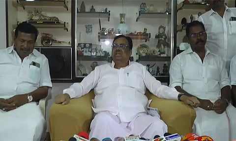 நடிகர் ரஜினிகாந்த் உ.பி. முதல்-மந்திரி காலில் விழுந்தது மனதுக்கு வருத்தமாக இருக்கிறது - ஈ.வி.கே.எஸ்.இளங்கோவன் பேட்டி