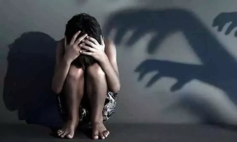 சிறுமியை பாலியல் வன்கொடுமை செய்த வழக்கு: டெல்லி அரசு அதிகாரி, மனைவிக்கு 14 நாட்கள் நீதிமன்ற காவல்