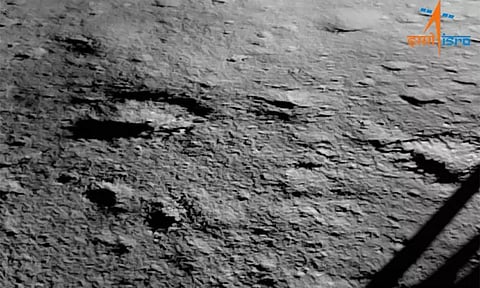 லேண்டரில் இருந்து ரோவரை தரையிறக்கும் பணி தொடக்கம்