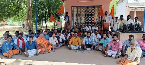 கிராம மக்கள் தர்ணா