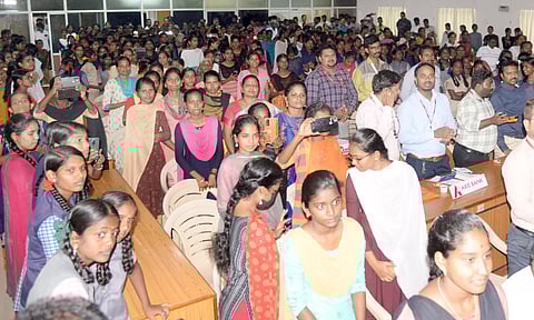 நேரலையில் பார்த்து மாணவ-மாணவிகள் உற்சாகம்