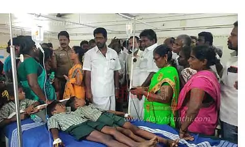 அரசு பள்ளியில் மதிய உணவு சாப்பிட்ட 35 மாணவர்களுக்கு வாந்தி-மயக்கம்