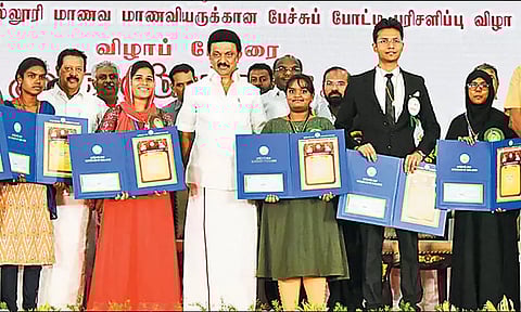 வேற்றுமை இல்லாத தமிழ்நாட்டை நோக்கி சமூகத்தை வழிநடத்த வேண்டும்: மாணவர்களுக்கு, முதல்-அமைச்சர் அறிவுரை