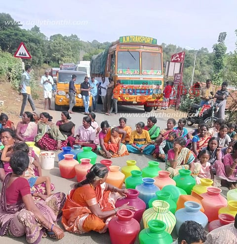 பர்கூர் அருகே குடிநீர் கேட்டு கிராம மக்கள் சாலை மறியல்