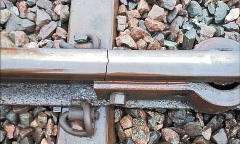 திருநின்றவூர் அருகே தண்டவாளத்தில் விரிசல்; எக்ஸ்பிரஸ் ரெயில்கள் தாமதம்