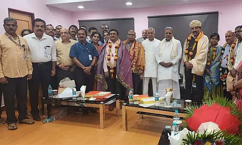 சந்திரயான்-3 திட்டம் வெற்றி: இஸ்ரோ தலைவரை சந்தித்து வாழ்த்து தெரிவித்த கர்நாடக முதல்வர்