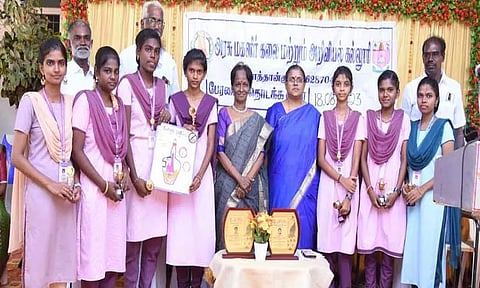 சாத்தான்குளம் அரசு மகளிர் கல்லூரியில்விழிப்புணர்வு போட்டிகளில்வெற்றிபெற்ற மாணவிகளுக்கு பரிசு