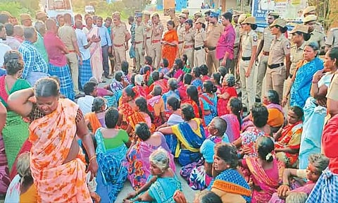 ஊத்துக்கோட்டை அருகே இயற்கை வளங்களை அழித்து வீட்டுமனை வழங்க எதிர்ப்பு: பொதுமக்கள் சாலை மறியல்