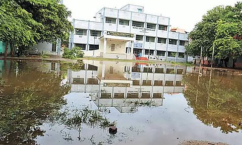 திருத்தணி அரசு மகளிர் பள்ளி வளாகத்தில் குளம் போல் தேங்கிய மழைநீர்