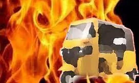 ஆட்டோ தீ வைத்து எரிப்பு