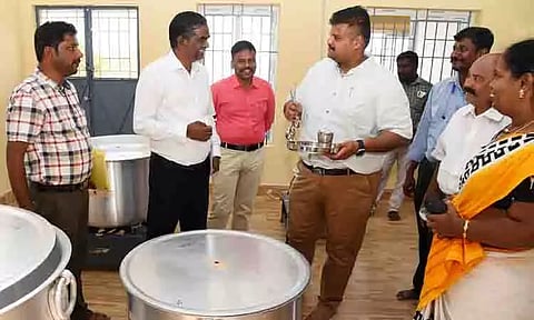 மாவட்டத்தில் 705 மையங்களில் முதல்-அமைச்சரின் காலை உணவு திட்டம்