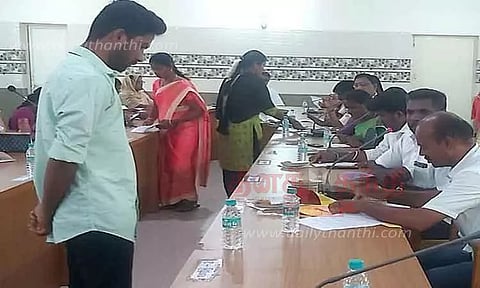 பவானி தினசரி மார்க்கெட்டுக்கு புதிய கட்டிடம் கட்ட தி.மு.க.-அ.தி.மு.க. கவுன்சிலர்கள் ஆதரவு