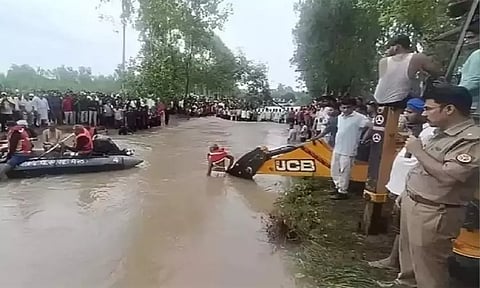 உத்தரபிரதேசத்தில் கால்வாயில் டிராக்டர் கவிழ்ந்து 9 பக்தர்கள் உயிரிழப்பு..!