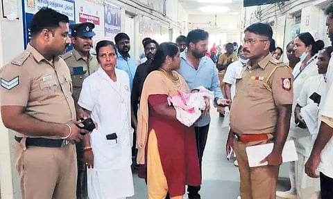 பூந்தமல்லியில் சாலையோரம் கிடந்த பையில் பச்சிளம் பெண் குழந்தை உயிருடன் மீட்பு