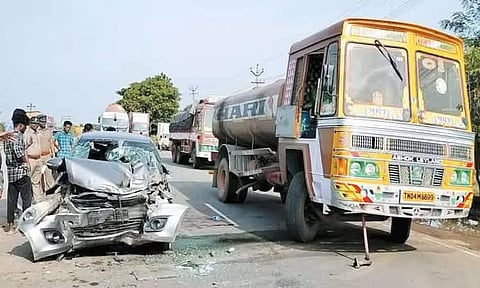 பெரியபாளையம் அருகே லாரி - கார் மோதல்; பெண் உள்பட 3 பேர் படுகாயம்