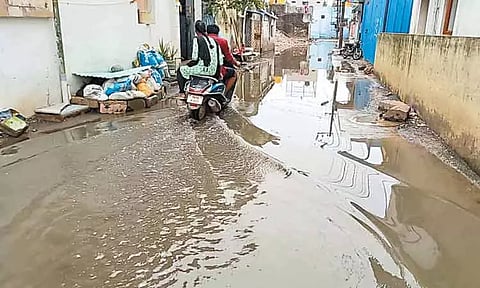 பூந்தமல்லி அருகே சாலையில் தேங்கி நிற்கும் கழிவுநீரால் பொதுமக்கள் அவதி
