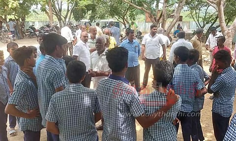 அரசுபள்ளியை முற்றுகையிட்டு பெற்றோர் போராட்டம்