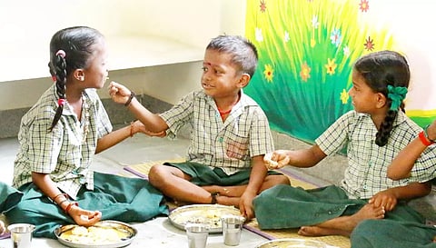 கண்டம்பாக்கத்தில் உள்ள அரசு தொடக்க பள்ளியில், காலை உணவு சாப்பிட்ட சிறுவன் தனது அக்காளுக்கு புன்னகையுடன் உணவை ஊட்டிவிடும் காட்சி.