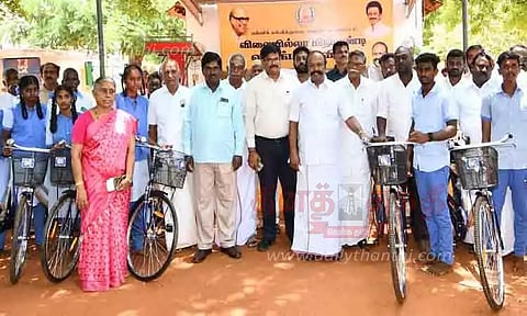 மாணவர்களுக்கு விலையில்லா சைக்கிள்கள்