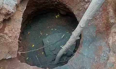 சாலையோரம் ஏற்பட்ட திடீர் பள்ளம்