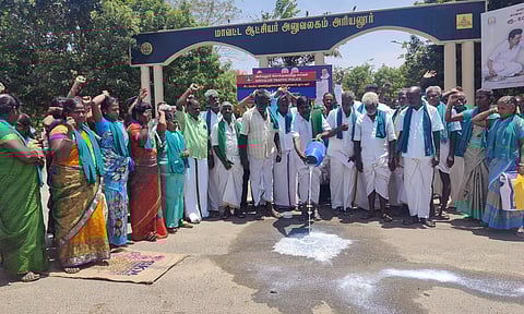 தரையில் பாலை கொட்டி விவசாய சங்கத்தினர் ஆர்ப்பாட்டம் நடத்தினர்.