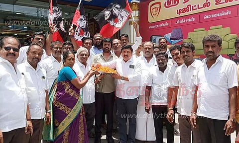 அ.தி.மு.க.வினர் பட்டாசு வெடித்து கொண்டாட்டம்