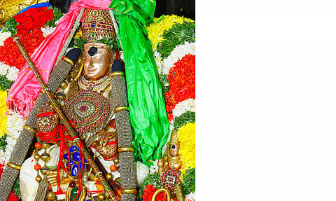 கோலாகலமாக நடந்த சுந்தரேசுவரர் பட்டாபிஷேகம்