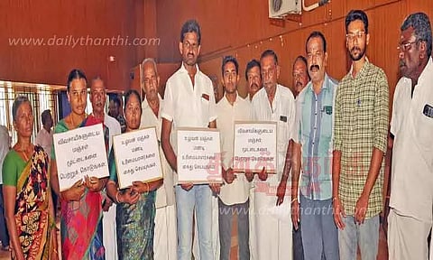மஞ்சள் மூட்டைகளை திருடியவர்கள் மீது நடவடிக்கை கலெக்டர் அலுவலகத்தில் விவசாயிகள் போராட்டம்