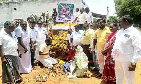 ரோடு அகலப்படுத்தும் பணிக்காக மரங்கள் வெட்டி அகற்றம்:பா.ம.க. சார்பில் நூதன போராட்டம்கண்ணீர் அஞ்சலி பேனருடன் ஒப்பாரி வைத்தனர்