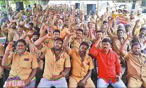 மீட்டர் கட்டணத்தை உயர்த்தக்கோரி ஆட்டோ டிரைவர்கள் போராட்டம்